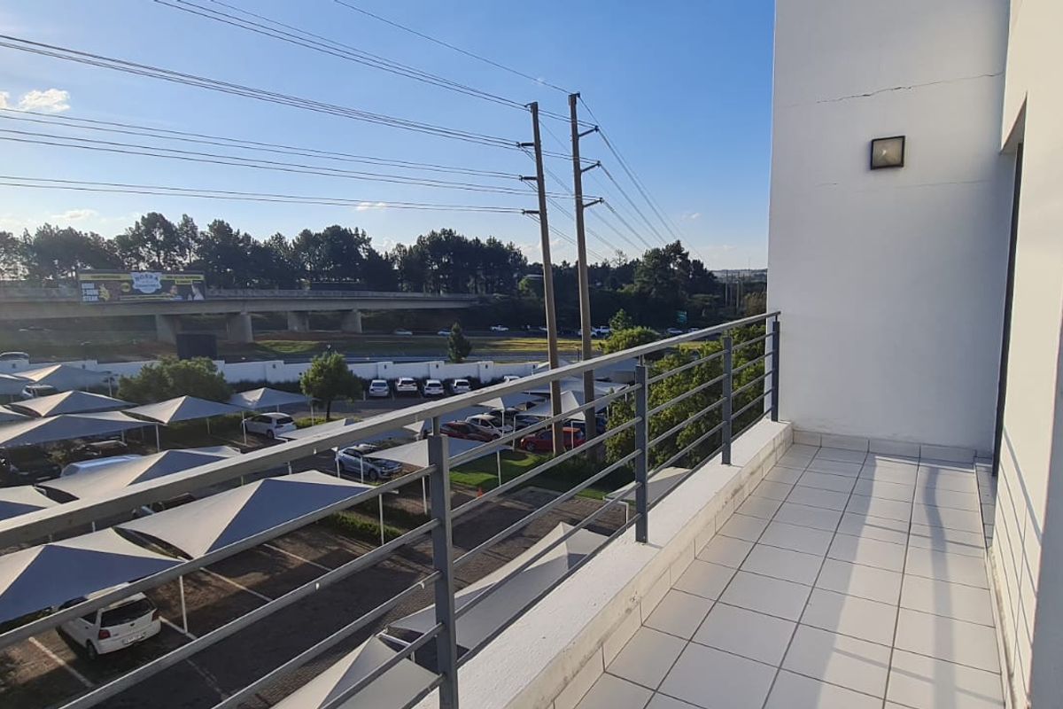 Modern Top-Floor Retreat - Photo 2