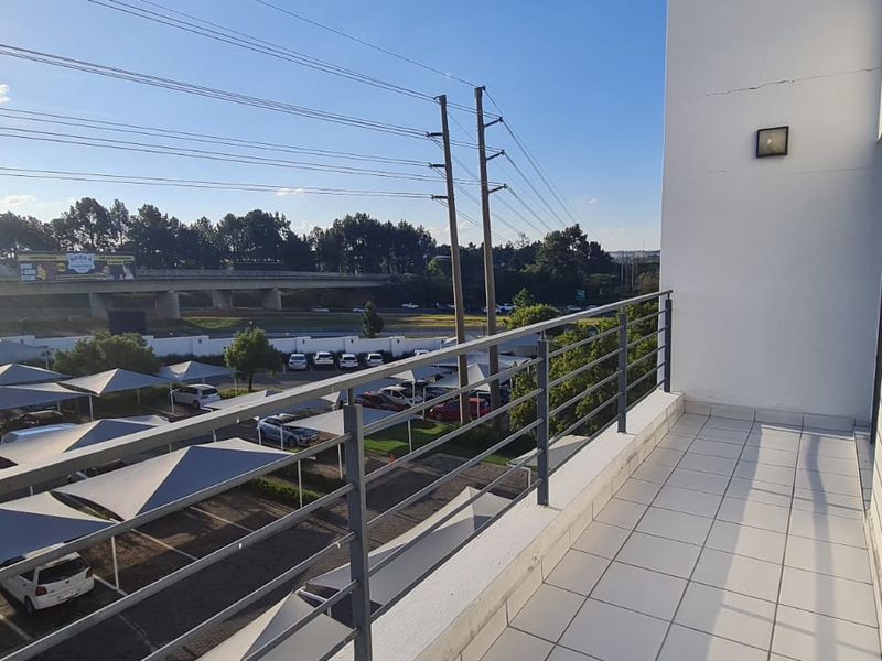 Modern Top-Floor Retreat - Photo 2