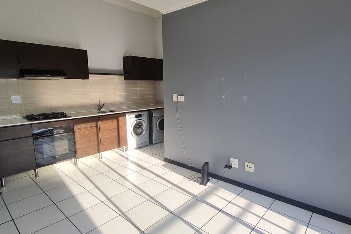 Modern Top-Floor Retreat - Photo 5