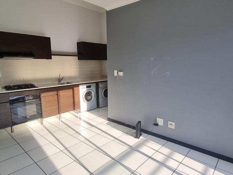 Modern Top-Floor Retreat - Photo 5