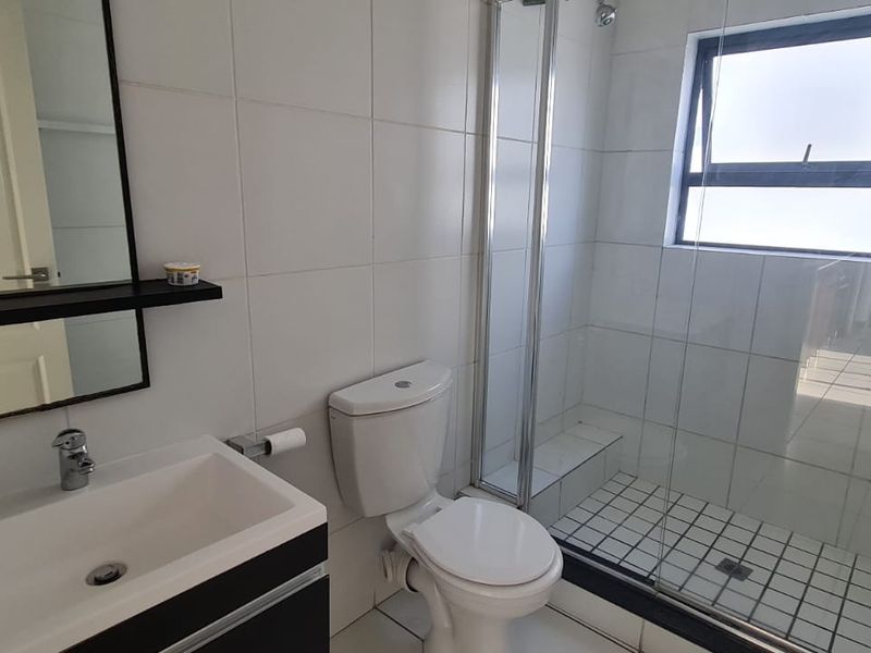 Modern Top-Floor Retreat - Photo 10