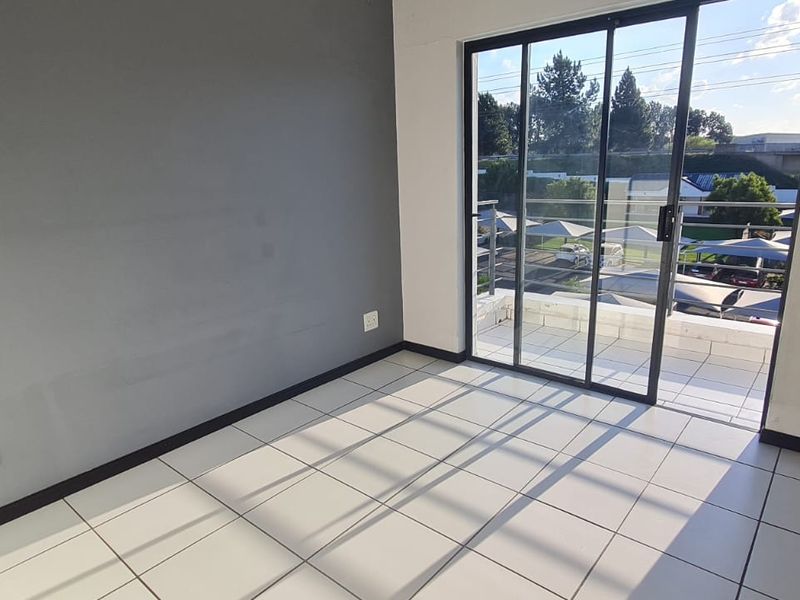 Modern Top-Floor Retreat - Photo 9