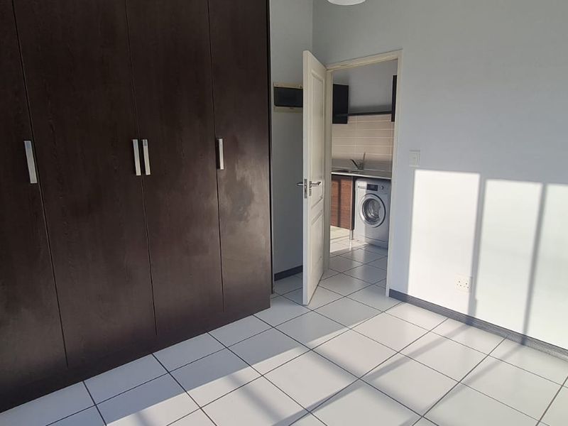 Modern Top-Floor Retreat - Photo 8