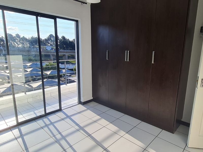 Modern Top-Floor Retreat - Photo 7