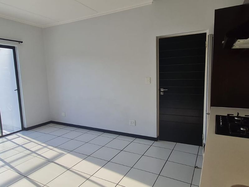 Modern Top-Floor Retreat - Photo 6