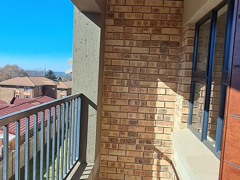 MODERN AND NEAT 2 BEDROOM 2 BATHROOM UNIT R8 000 PM - Photo 7