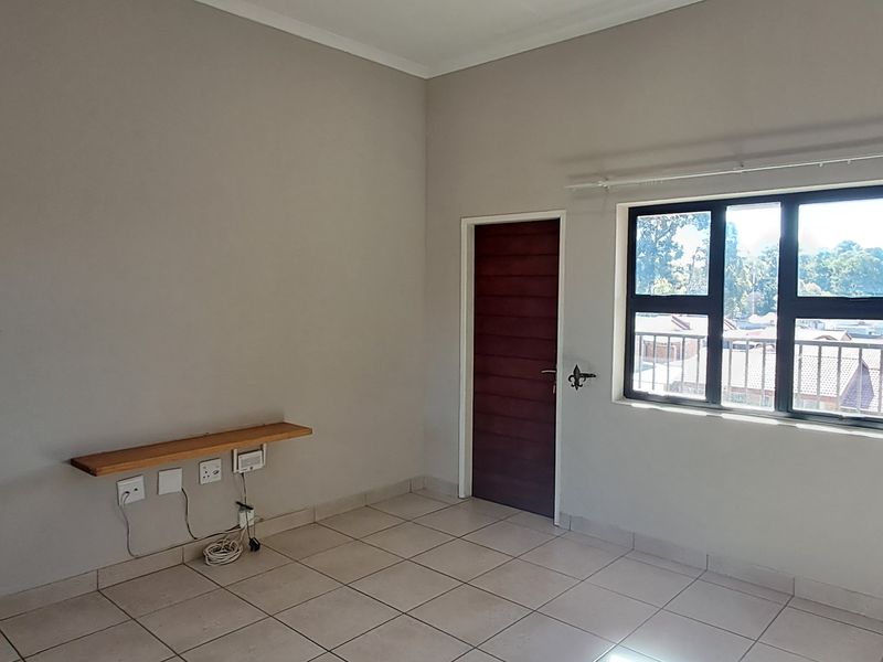 MODERN AND NEAT 2 BEDROOM 2 BATHROOM UNIT R8 000 PM - Photo 4