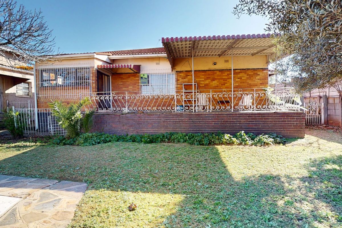 Elegant 3 bedroom home with garage. - Photo 2