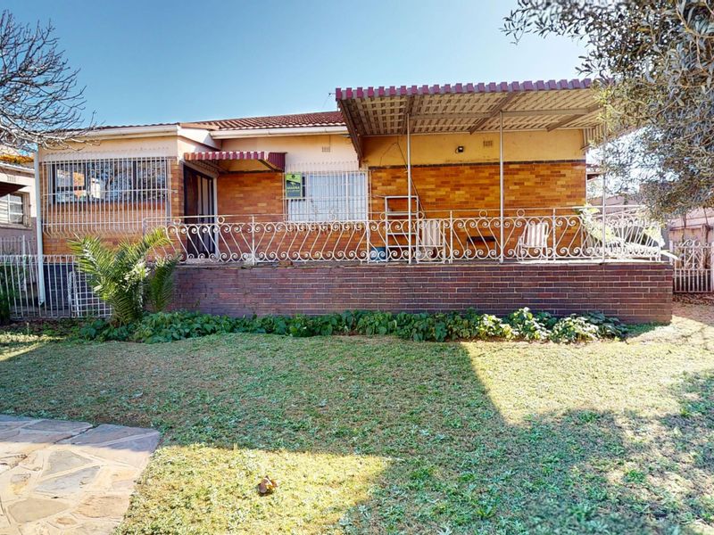 Elegant 3 bedroom home with garage. - Photo 2