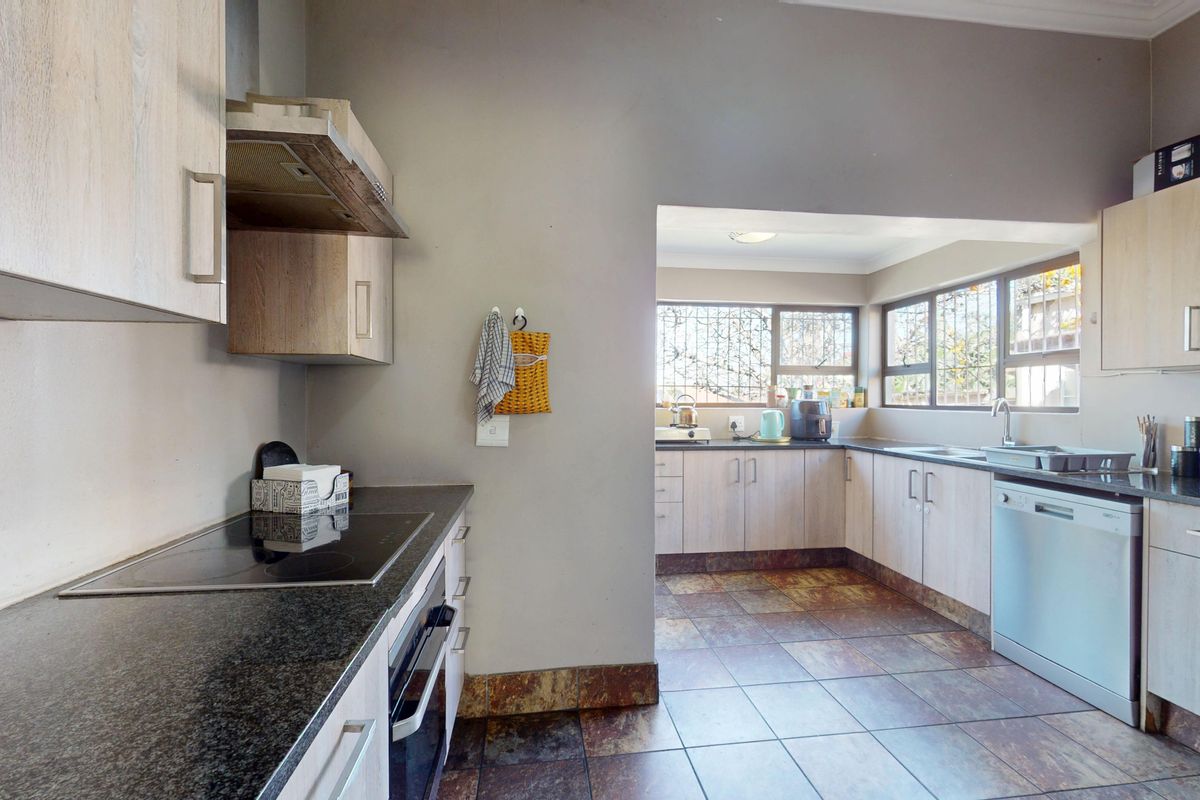 Elegant 3 bedroom home with garage. - Photo 5