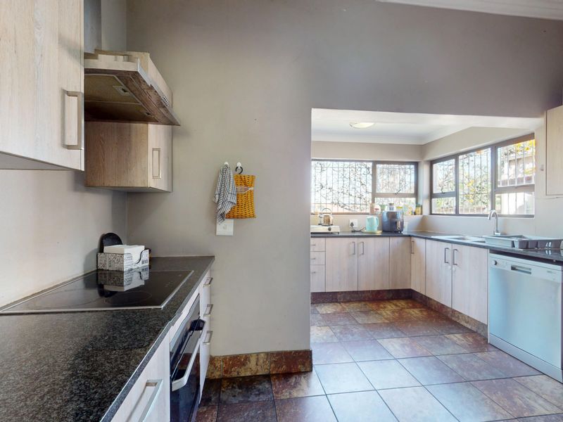 Elegant 3 bedroom home with garage. - Photo 5