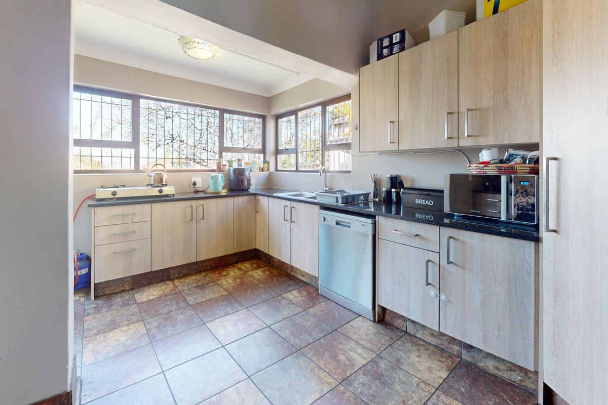 Elegant 3 bedroom home with garage. - Photo 4