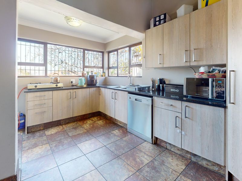 Elegant 3 bedroom home with garage. - Photo 4