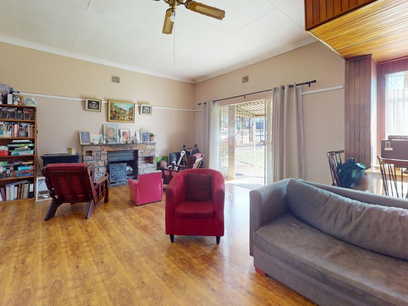 Elegant 3 bedroom home with garage. - Photo 10