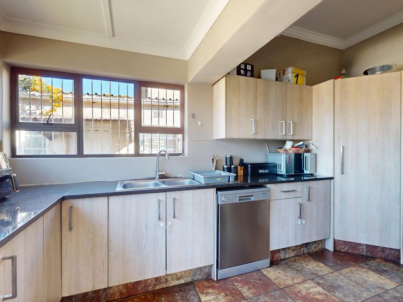 Elegant 3 bedroom home with garage. - Photo 7