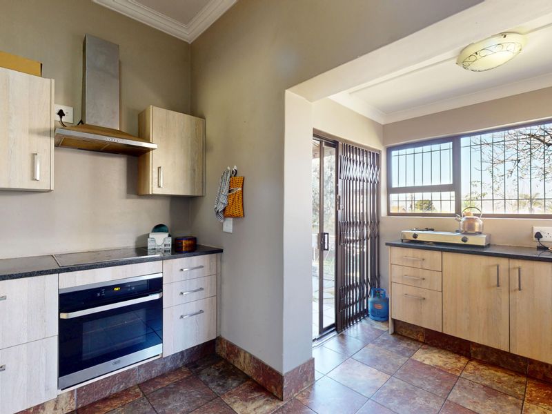 Elegant 3 bedroom home with garage. - Photo 8