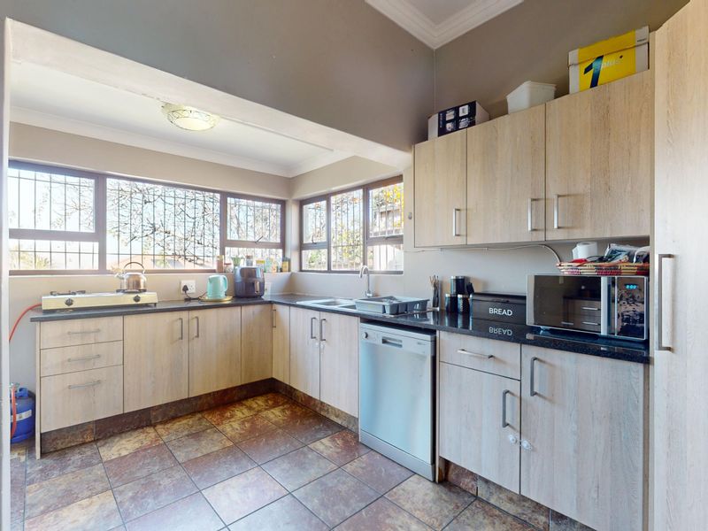 Elegant 3 bedroom home with garage. - Photo 6