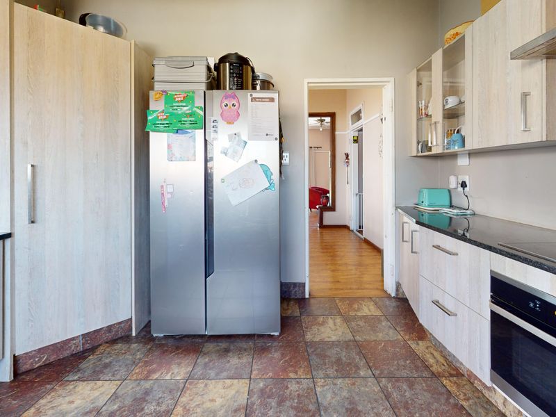 Elegant 3 bedroom home with garage. - Photo 9