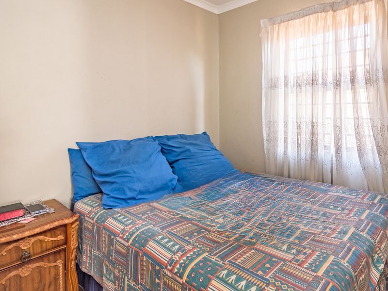 House for Sale At Protea Glen Ext 40! Comfortable & Secure Living! - Photo 4