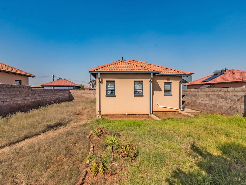 House for Sale At Protea Glen Ext 40! Comfortable & Secure Living! - Photo 9