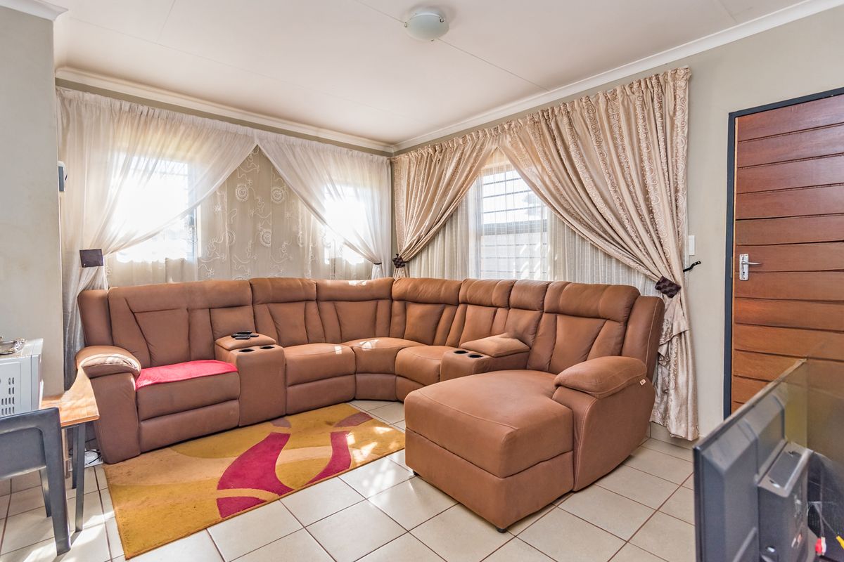 House for Sale At Protea Glen Ext 40! Comfortable & Secure Living! - Photo 2