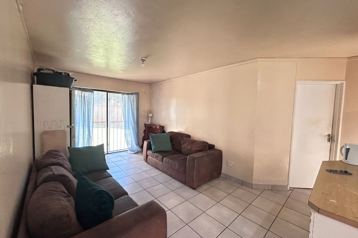 3-Bedroom Flat in Southwood – Ideal for Small Families or First-Time Buyers - Photo 3