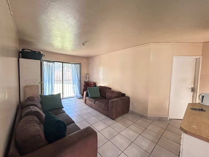 3-Bedroom Flat in Southwood – Ideal for Small Families or First-Time Buyers - Photo 3