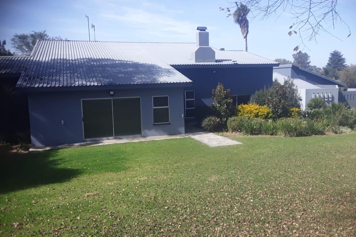 Elegant 7 bedroom home for sale in a prestigious, quiet neighborhood near the golf course. - Photo 4