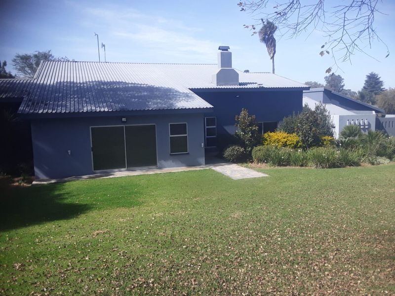 Elegant 7 bedroom home for sale in a prestigious, quiet neighborhood near the golf course. - Photo 4