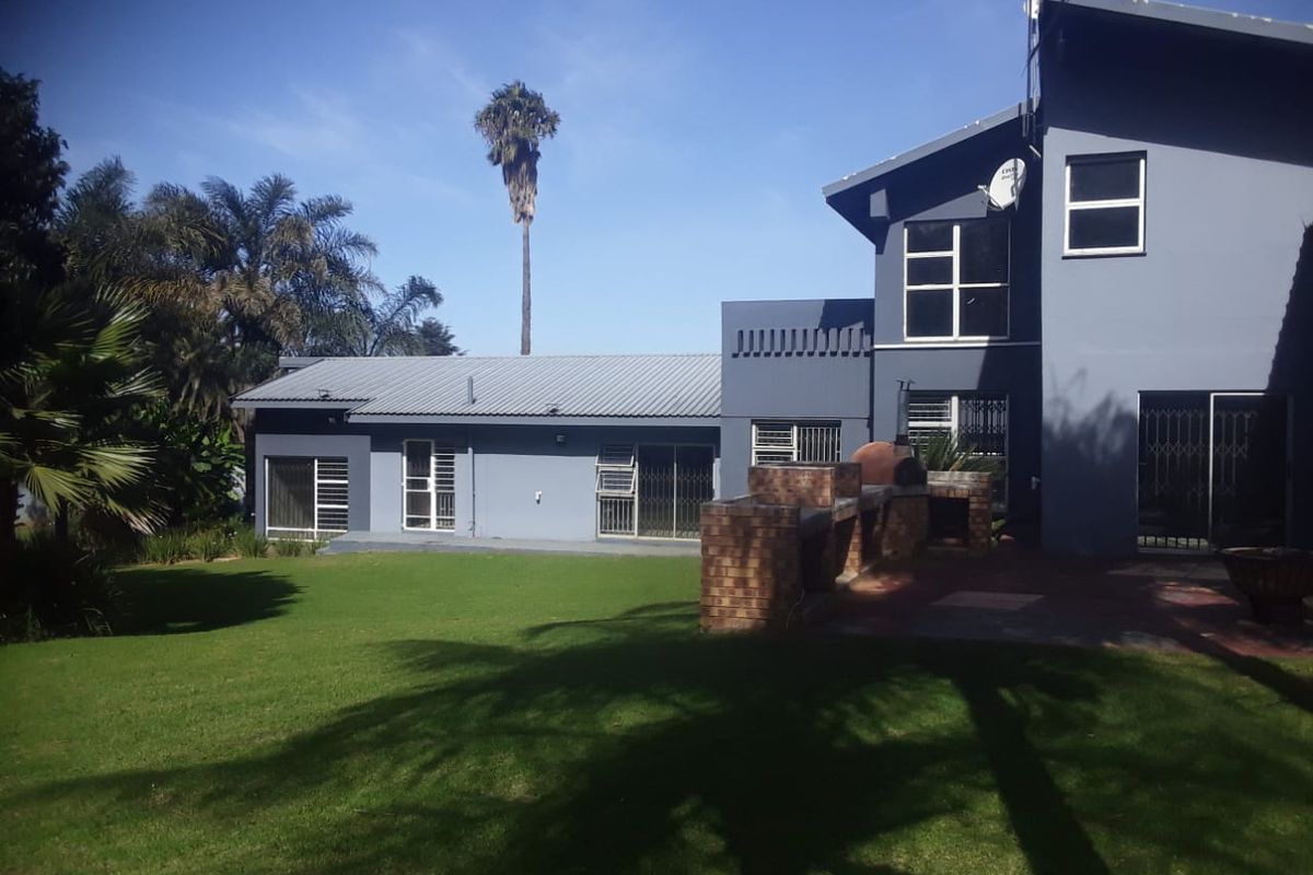 Elegant 7 bedroom home for sale in a prestigious, quiet neighborhood near the golf course. - Photo 2