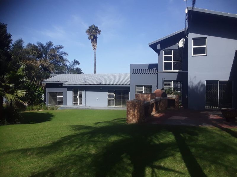 Elegant 7 bedroom home for sale in a prestigious, quiet neighborhood near the golf course. - Photo 2