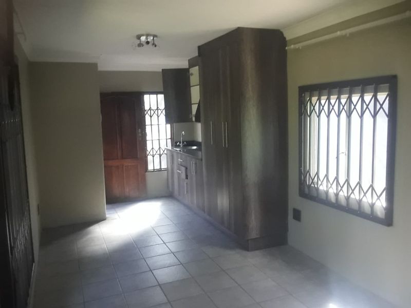 Elegant 7 bedroom home for sale in a prestigious, quiet neighborhood near the golf course. - Photo 10