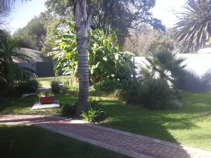 Elegant 7 bedroom home for sale in a prestigious, quiet neighborhood near the golf course. - Photo 9