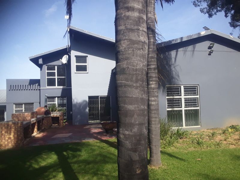 Elegant 7 bedroom home for sale in a prestigious, quiet neighborhood near the golf course. - Photo 6