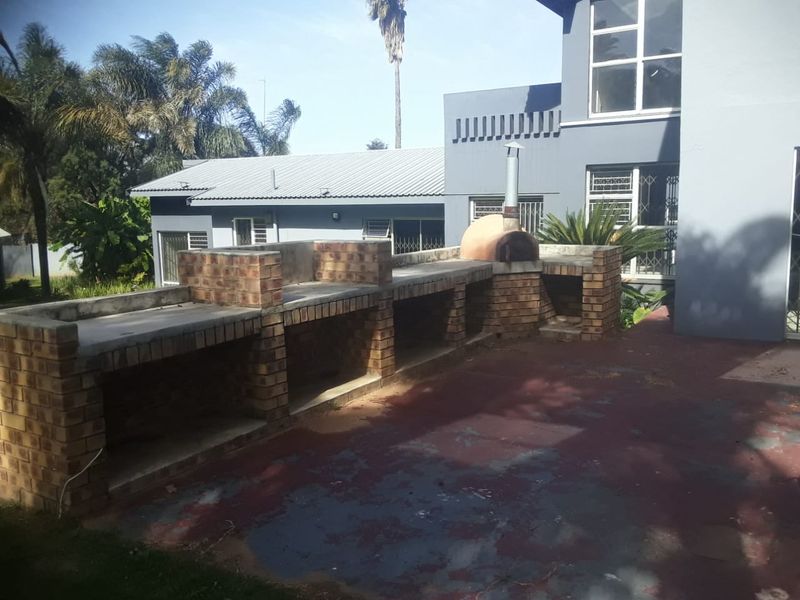 Elegant 7 bedroom home for sale in a prestigious, quiet neighborhood near the golf course. - Photo 7