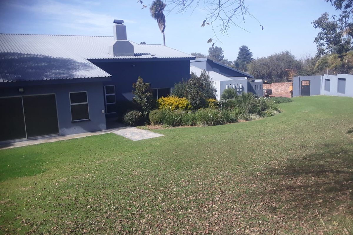 Elegant 7 bedroom home for sale in a prestigious, quiet neighborhood near the golf course. - Photo 3