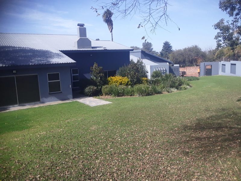 Elegant 7 bedroom home for sale in a prestigious, quiet neighborhood near the golf course. - Photo 3