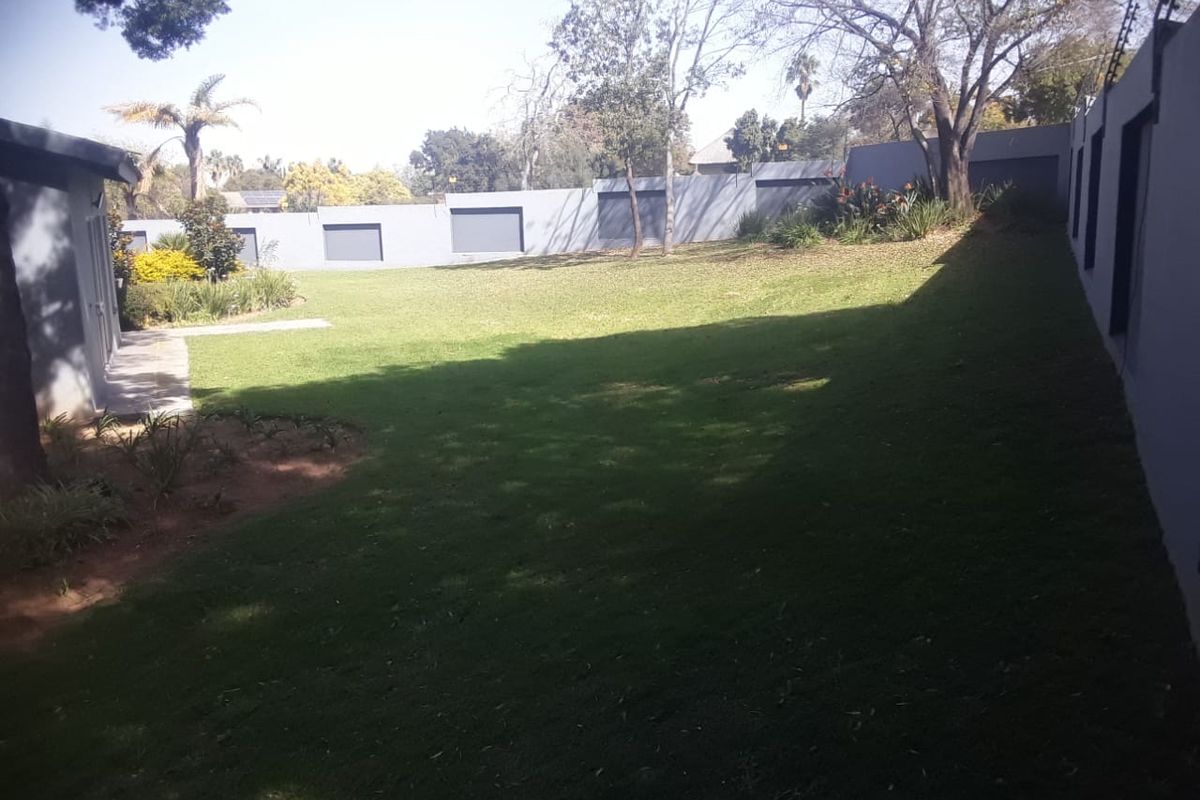 Elegant 7 bedroom home for sale in a prestigious, quiet neighborhood near the golf course. - Photo 5