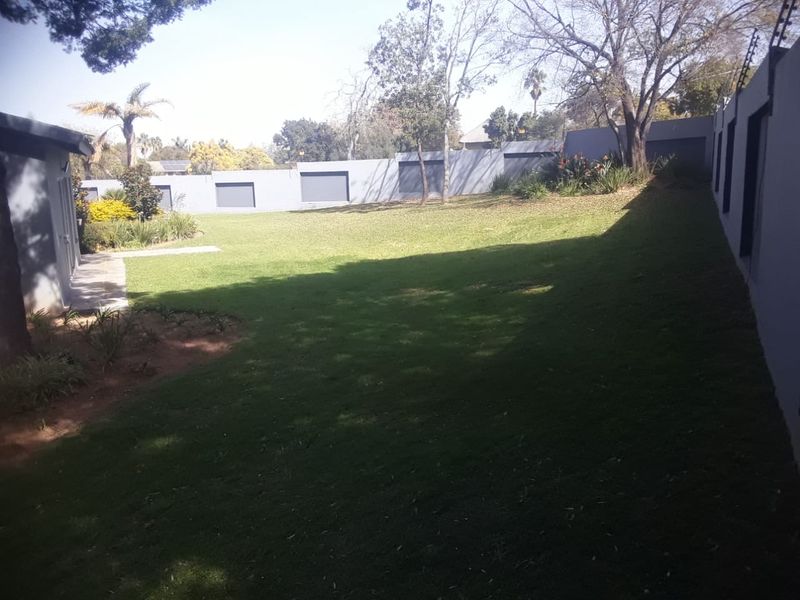 Elegant 7 bedroom home for sale in a prestigious, quiet neighborhood near the golf course. - Photo 5