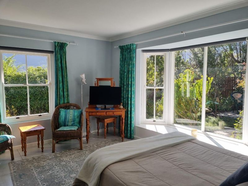 Furnished Garden Cottage - Photo 4