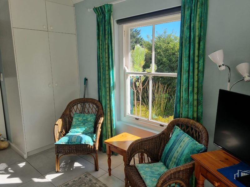 Furnished Garden Cottage - Photo 3