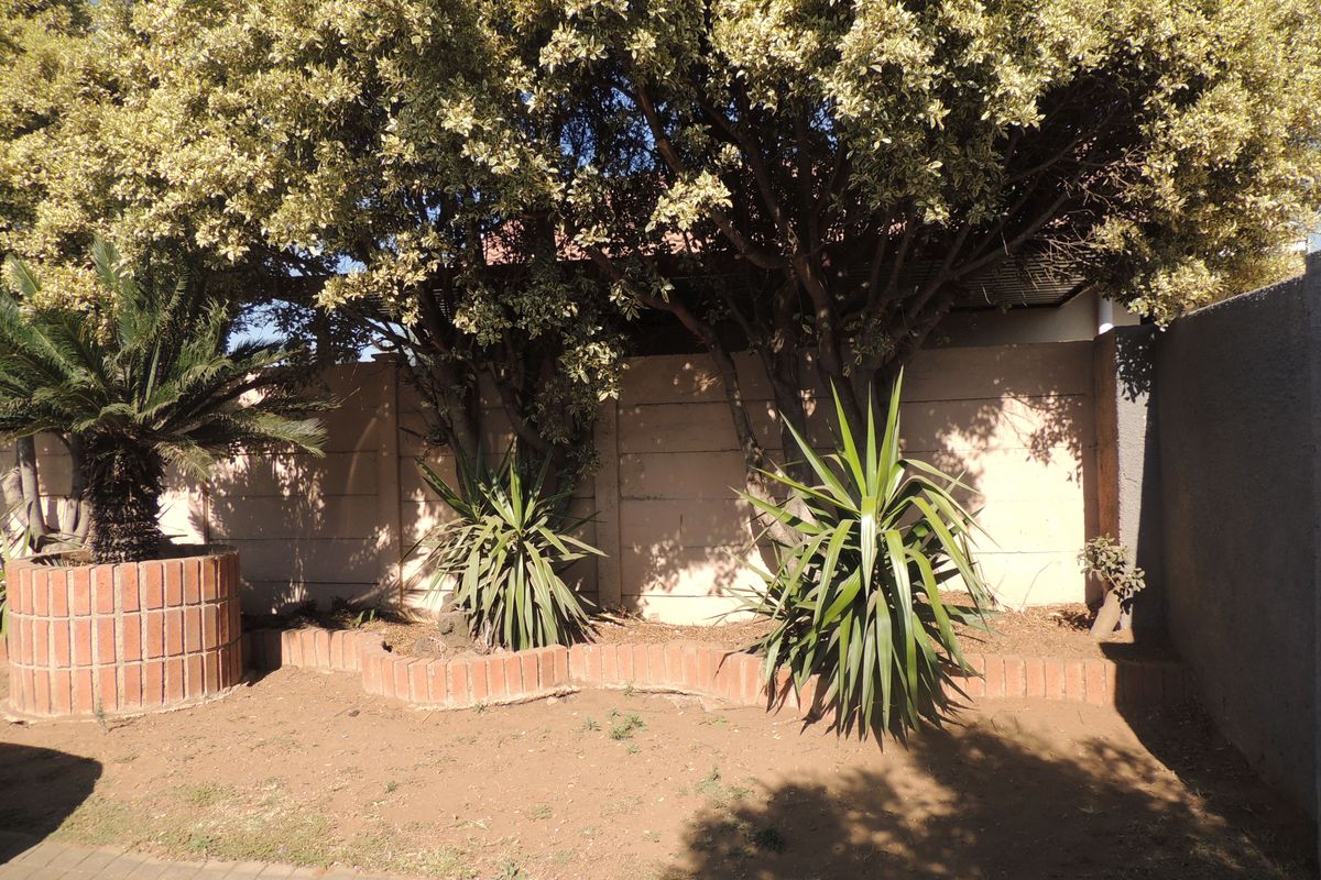 Unlock the Potential – Spacious Home Ready for Your Vision - Photo 4