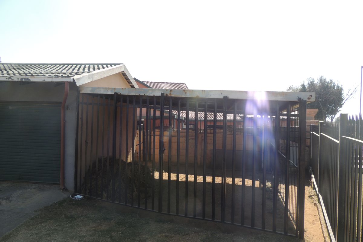 Unlock the Potential – Spacious Home Ready for Your Vision - Photo 2