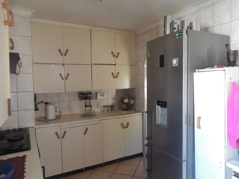 Unlock the Potential – Spacious Home Ready for Your Vision - Photo 10