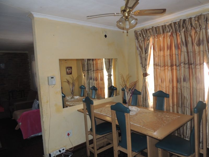 Unlock the Potential – Spacious Home Ready for Your Vision - Photo 8