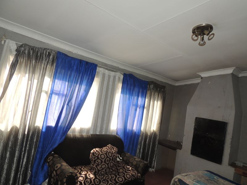 Unlock the Potential – Spacious Home Ready for Your Vision - Photo 6