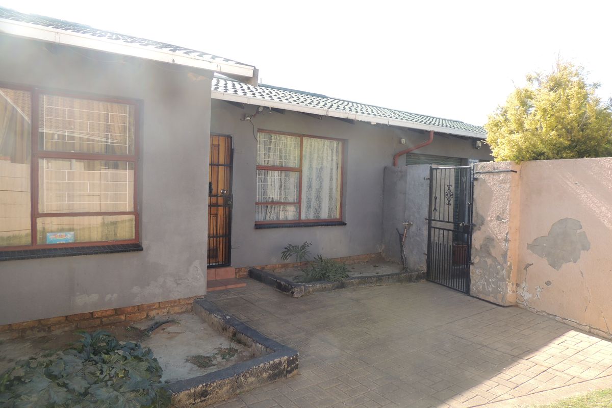 Unlock the Potential – Spacious Home Ready for Your Vision - Photo 5