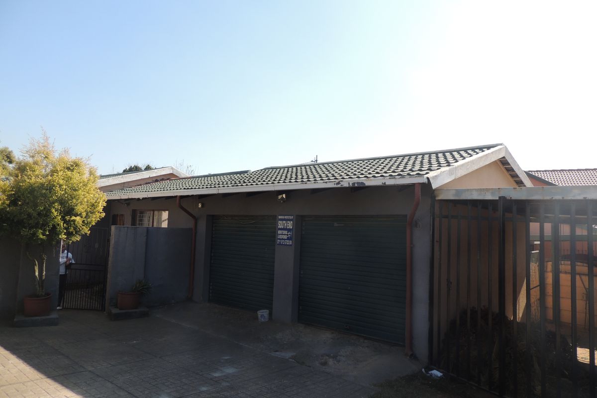 Unlock the Potential – Spacious Home Ready for Your Vision - Photo 3