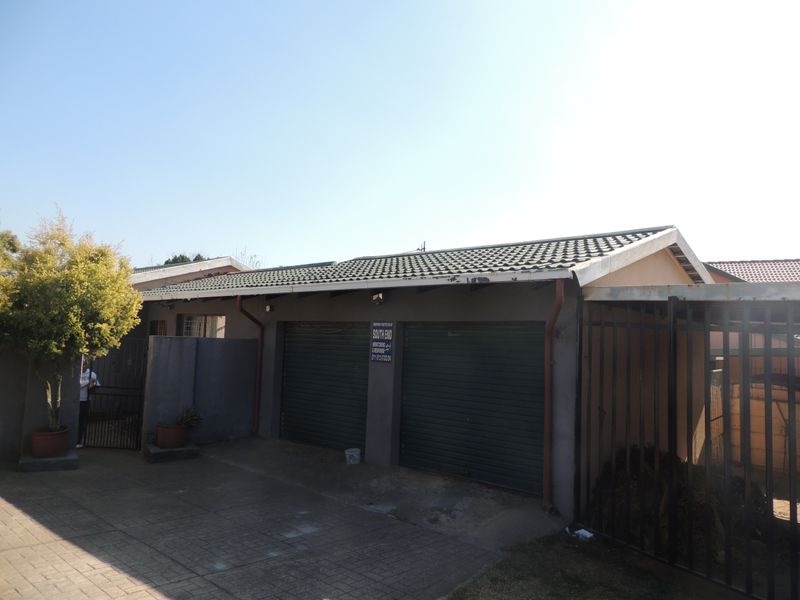 Unlock the Potential – Spacious Home Ready for Your Vision - Photo 3