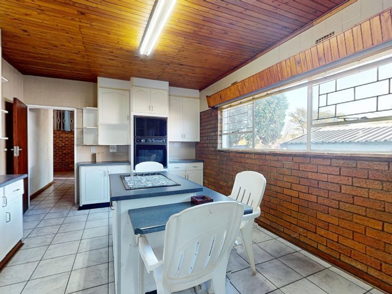 Humongous gem with 3 Flats - Photo 10